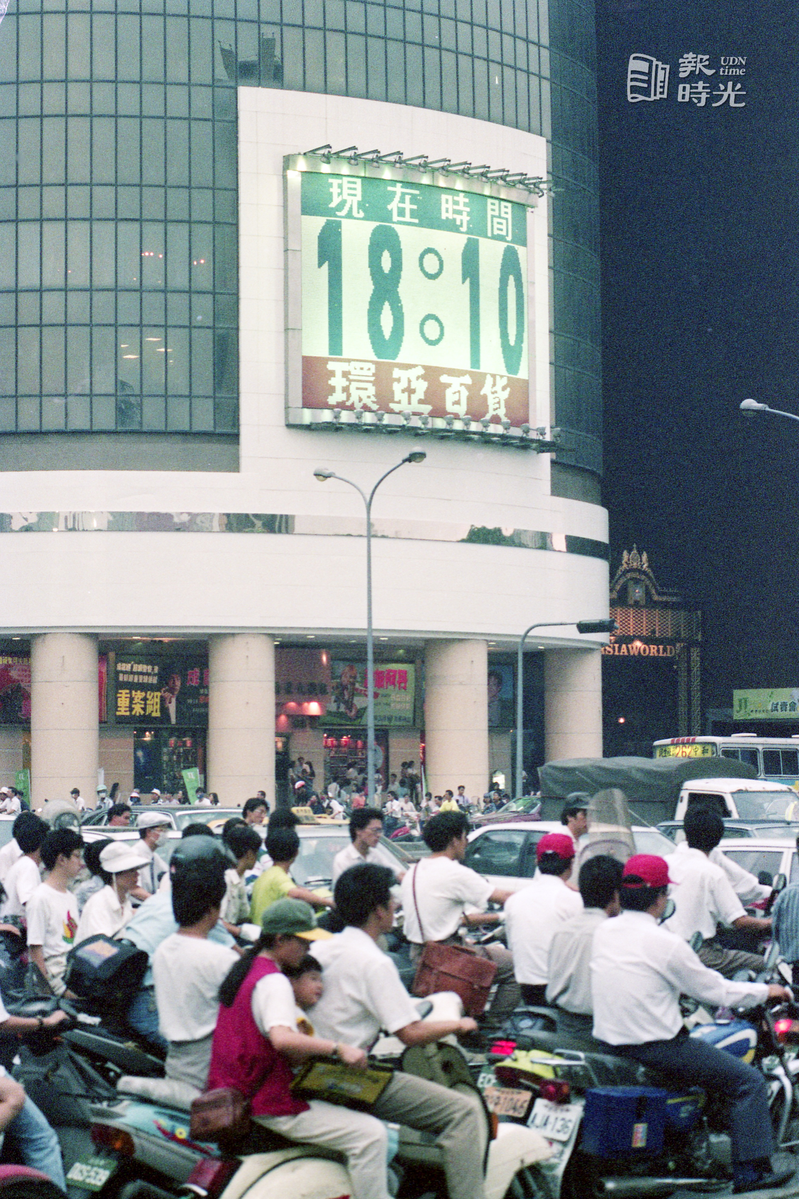 台北南京東路環亞百貨周邊景況。圖＼聯合報系資料照（1993/07/11　程思迪攝影） 
