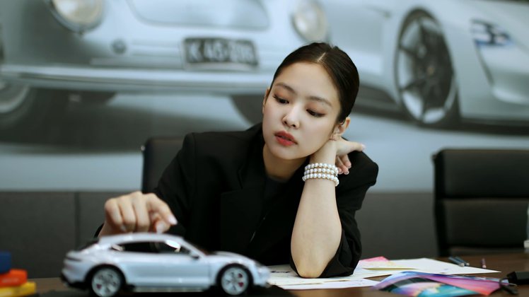 Jennie聯名保時捷。 圖／擷自YouTube/
Porsche Korea 포르쉐코리아