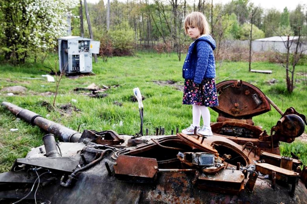 基輔周邊Makariv地區，一名烏克蘭孩童站在被毀的俄軍坦克上。 圖／路透社