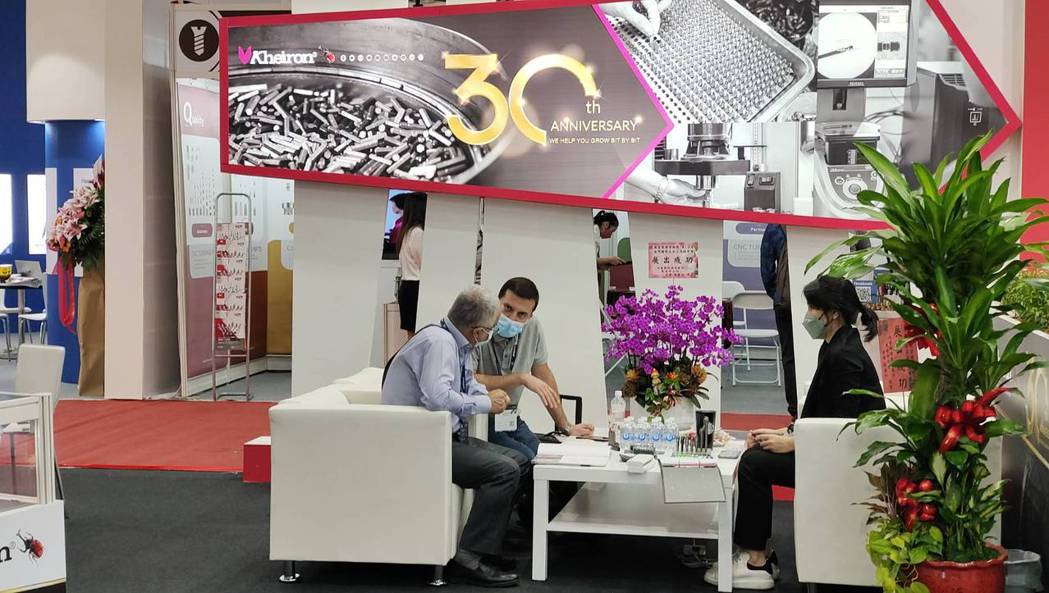 台灣國際五金工具博覽會開展日，吸引許多外國買主參觀。楊鎮州／攝影