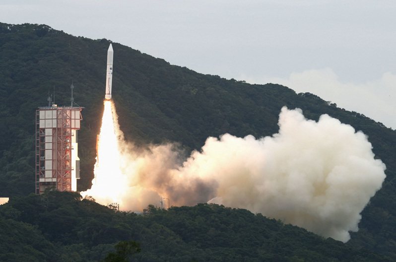 日本宇宙航空研究开发机构（JAXA）今天试射一枚小型火箭，不过在升空后不久出现异常，不得不传送自爆指令，造成同型火箭首度发射失败。目前推估这枚火箭已掉落在菲律宾外海。路透社(photo:UDN)