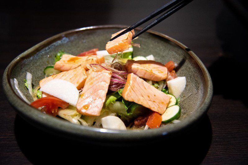 七味屋的炙燒鮭魚沙拉有生菜、洋蔥、番茄、山藥等新鮮食材。圖片來源／有無外送