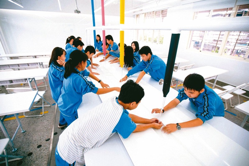 台灣設計研究院與教育部合作的「校園美感設計實踐計畫」，改造後的教室色調單一、簡化，挨批無法讓學生多元思考。圖／教育部提供