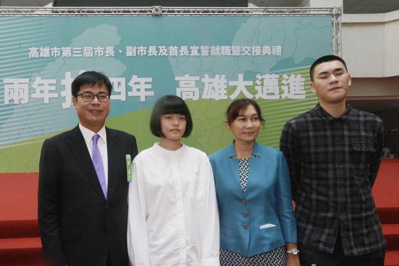2020年8月，高雄市長陳其邁（左一）補選上任，他偕妻子吳虹（右二）及一雙子女出席就職典禮。圖／聯合報系資料照片