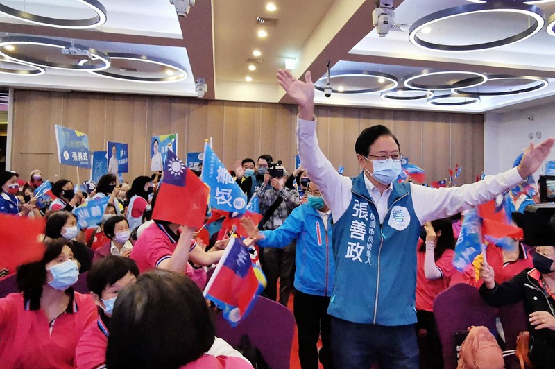 國民黨桃園市長參選人張善政（中）11日在楊梅區成立婦女後援會，歡迎場面熱烈，高喊凍蒜。記者曾增勳／攝影