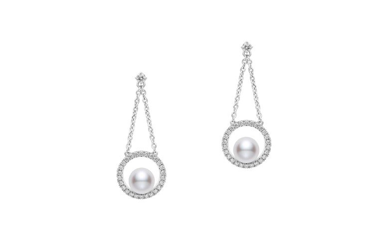 Mikimoto Circle系列鑽石珍珠吊墜耳環，18K白金鑲嵌鑽石與日本Akoya珍珠，約12萬3,000元。圖／MIKIMOTO提供