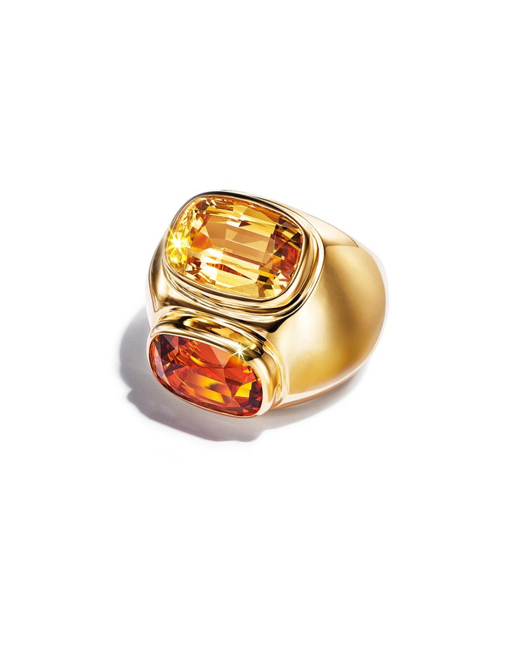 Paloma Picasso™ Studio高級珠寶18K黃金雙圈戒指，一顆總重逾9克拉的枕形切割帝王托帕石、一顆總重逾8克拉的枕形切割錳鋁榴石。圖／Tiffany提供