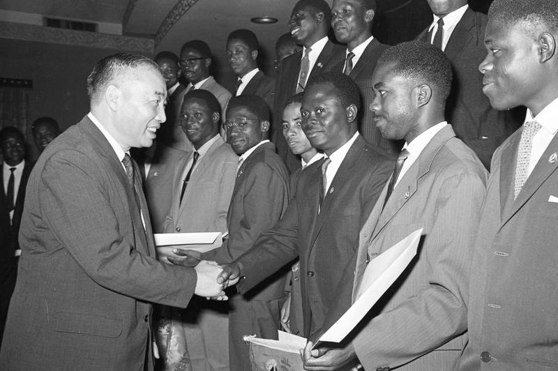 1962年10月13日，第一期非洲農業技術人員講習班結業典禮，由經濟部長楊繼曾（左）主持。圖／聯合報系資料照片