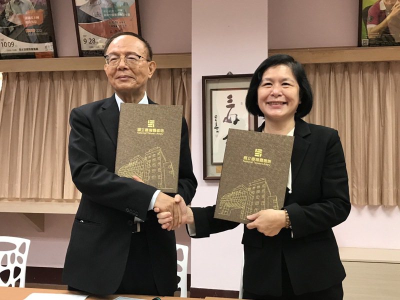 國立台灣圖書館長曹翠英（右）與南華大學校長林聰明（左）今下午在南華大學成均館簽署合作備忘錄。圖／國台圖提供