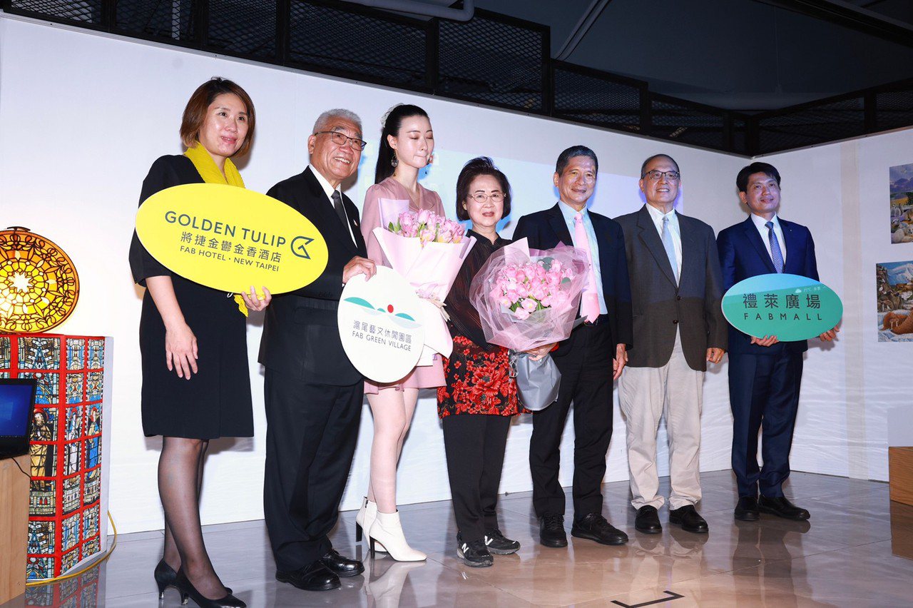 瓊瑤(左四)和孫女陳可嘉一起出席「瓊瑤的拼圖世界」開幕。記者 王聰賢／攝影