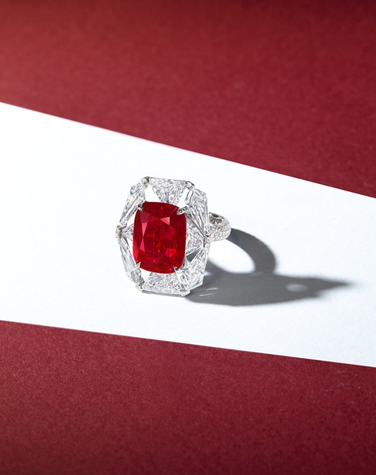 關之琳珍藏中最高估價拍品：BOGHOSSIAN設計12.64克拉緬甸天然紅寶石及鑽石戒指，估價約2,200萬港元起。圖／佳士得提供