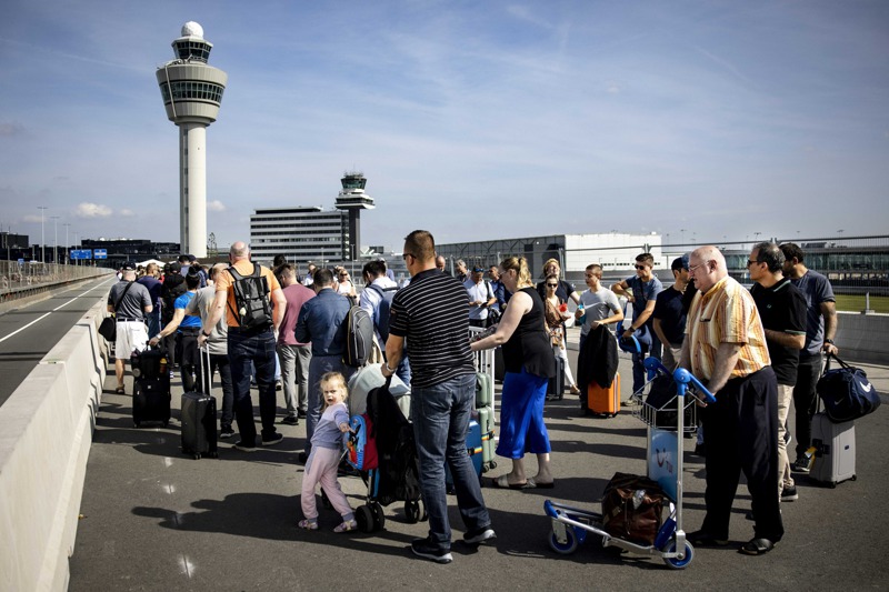 史基浦機場外9月12日可見排隊人龍等待過安檢，有些旅客已提早數小時抵達機場，卻仍因此錯過航班。歐新社