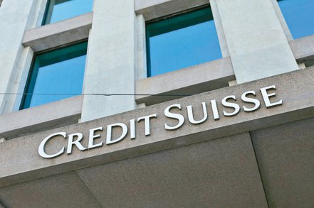瑞士信貸風暴，逾七成銀行已停售相關商品。（路透）
