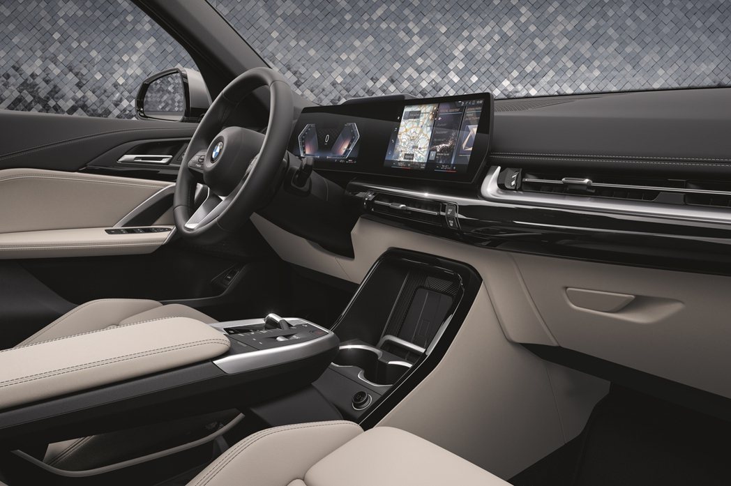 BMW X1與iX1皆鋪陳新世代座艙布局，導入多項頂尖前衛科技配備，包含懸浮式曲...