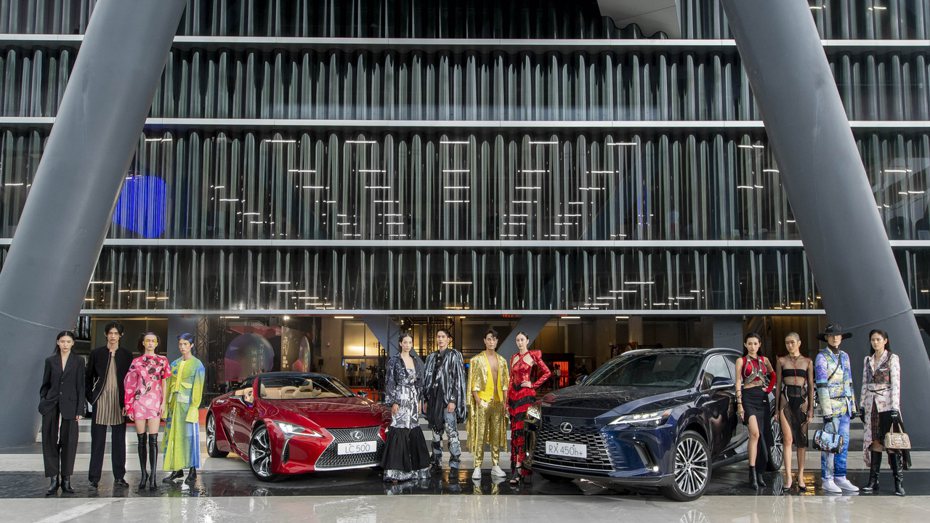 2022台北時裝週出席名模與Lexus紅毯展車合影。 圖／和泰汽車提供