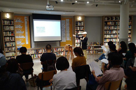 500輯與中央書局合辦的「週三讀書會」，由台灣詩人楊澤主講「過來人的詩：時間的藝...