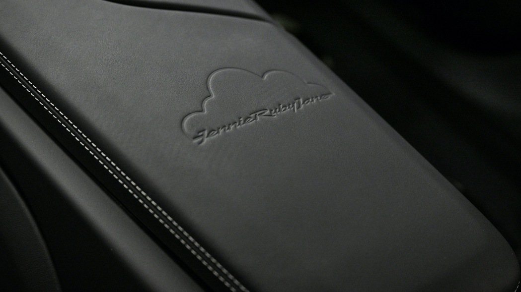 雲朵是Jennie長時間飛行的旅伴，因此Logo也由此發想。 圖／Porsche...