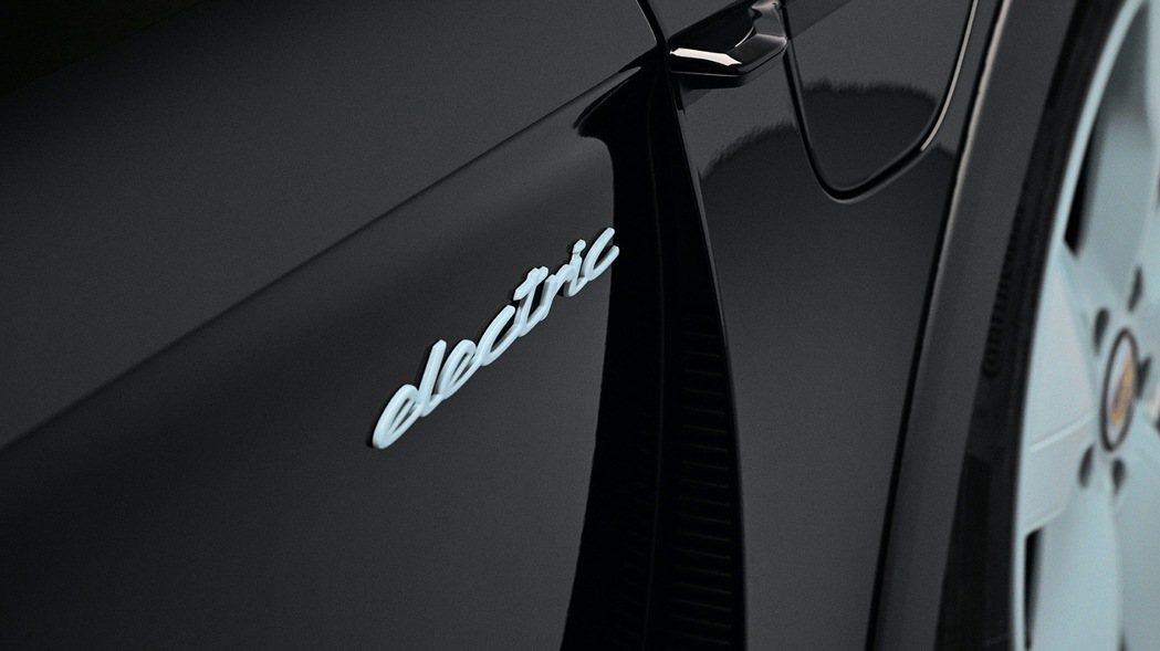 駕駛座車門上天藍色的Electric字樣。 圖／Porsche Korea