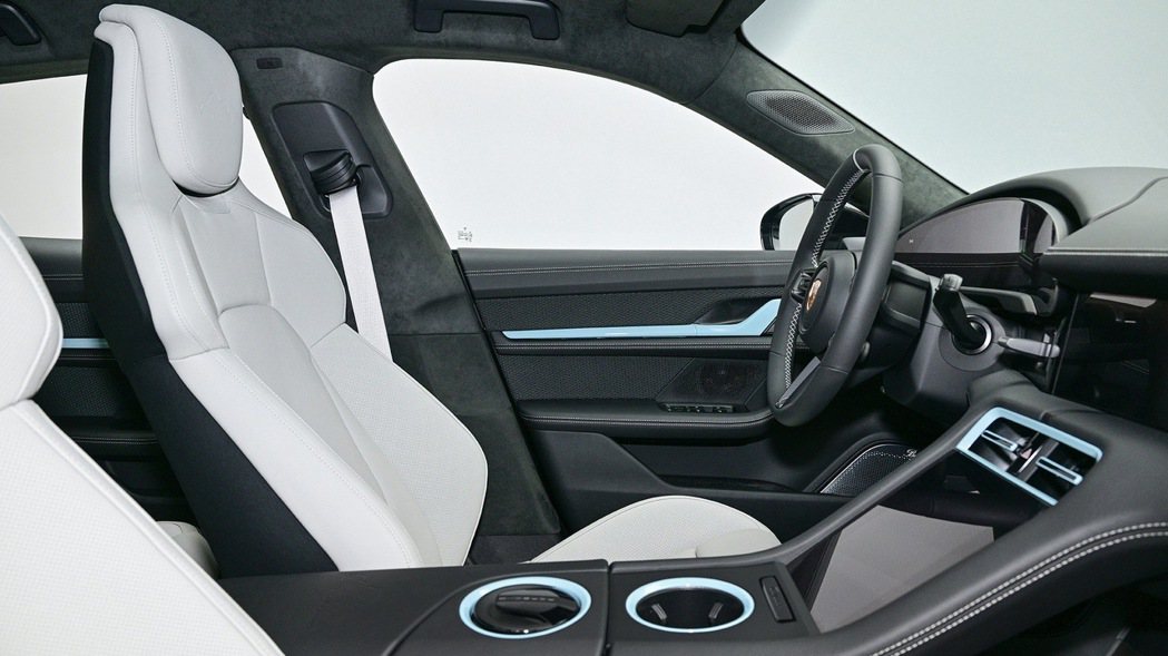 車室採用了黑色、蠟白和天藍色的組合。 圖／Porsche Korea
