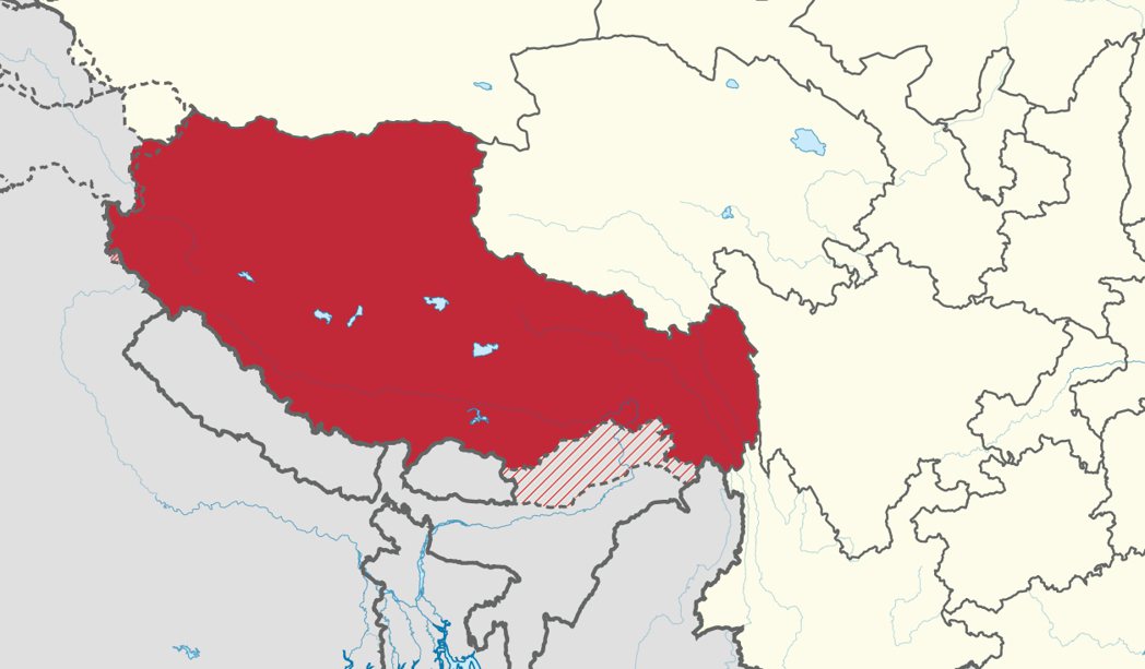 紅色為麥克馬洪線以北的中國的西藏大部分，下方的斜線區域則為中方宣稱的藏南地區。 ...