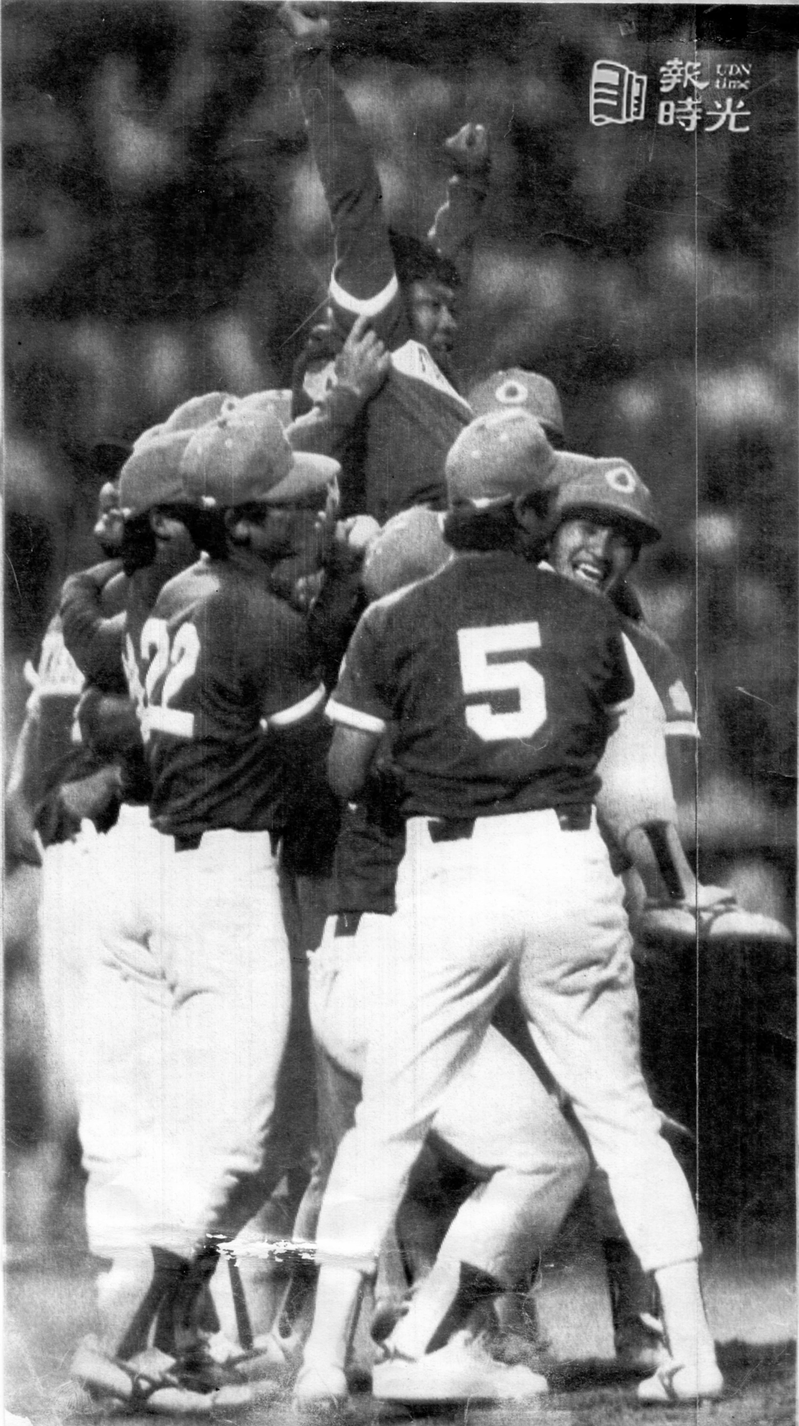 洛杉磯奧運棒球表演賽 中華棒球隊，戰勝韓國後，隊員將投手杜福明抬起來歡呼。圖＼
聯合報系資料照（1984/08/08　茹維中攝影） 
