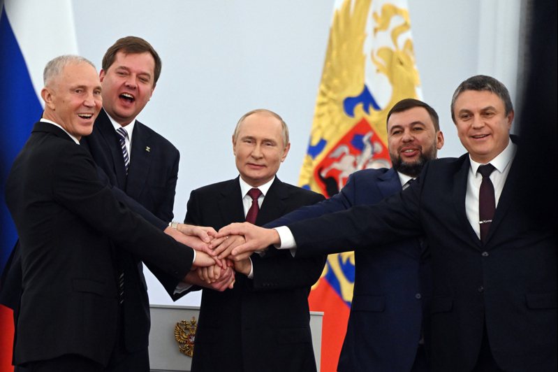 莫斯科扶植的的乌克兰南部赫松州佔领区行政首长（左1）今天要求俄罗斯协助撤离当地平民，这是乌克兰反攻续有斩获的迹象。 美联社(photo:UDN)