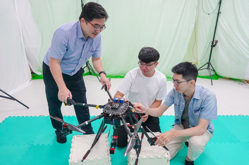 成大機械系教授劉彥辰帶領的團隊，針對帶有機械手臂的旋翼機，研發出新形態的「解耦控制架構」。圖／成大提供