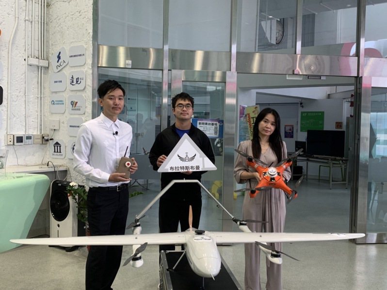 今年24歲的劉俊佑（左）創業成立「布拉特斯布曼」，研發無人機搜救。記者翁唯真／攝影