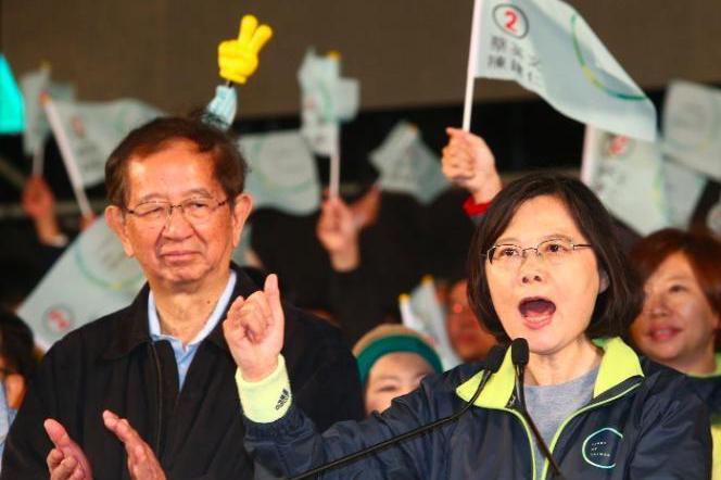 中研院前院長李遠哲（左）接受媒體專訪表示，民進黨二度執政，「得到政權後就開始腐化，比過去更快」。圖／聯合報系資料照片