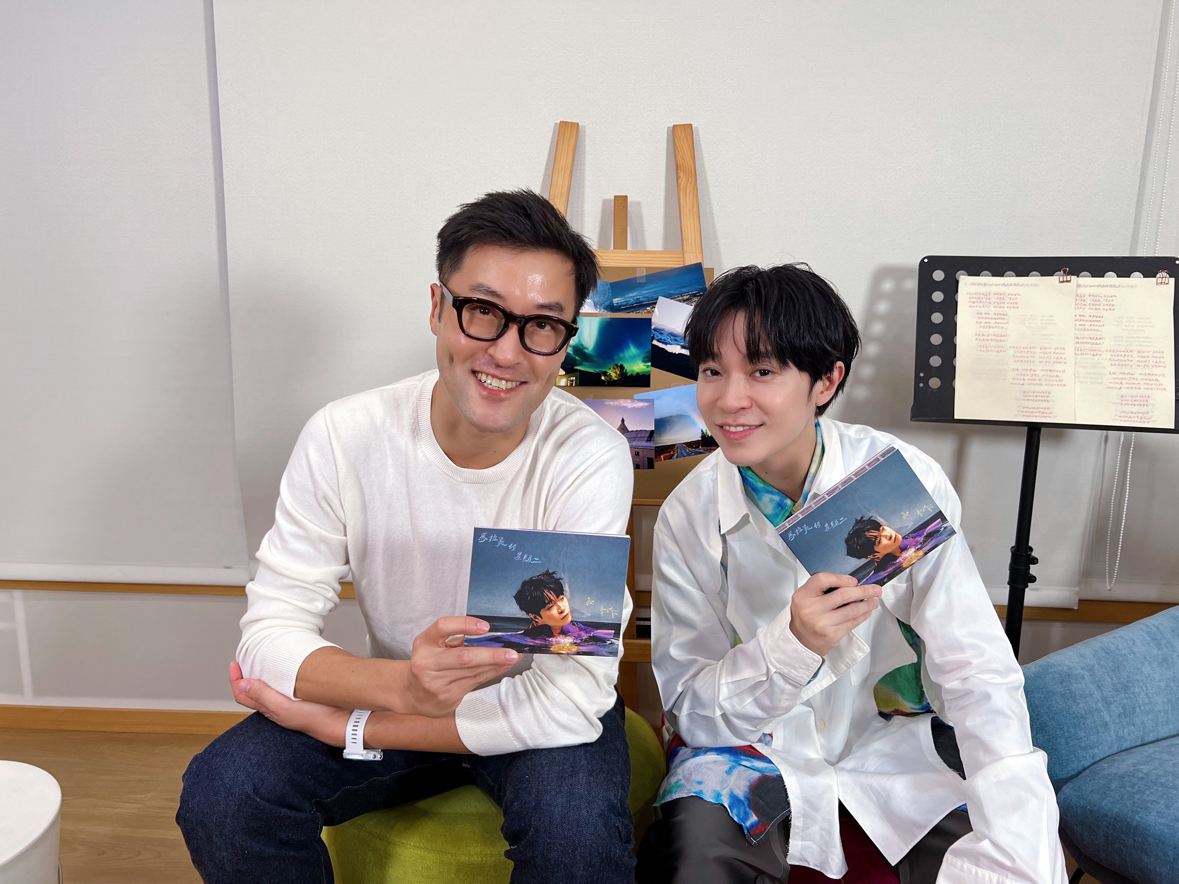 「耐玩DJ」Bryan(左)邀吳青峰暢聊新專輯的創作旅程。圖／Hit Fm聯播網提供