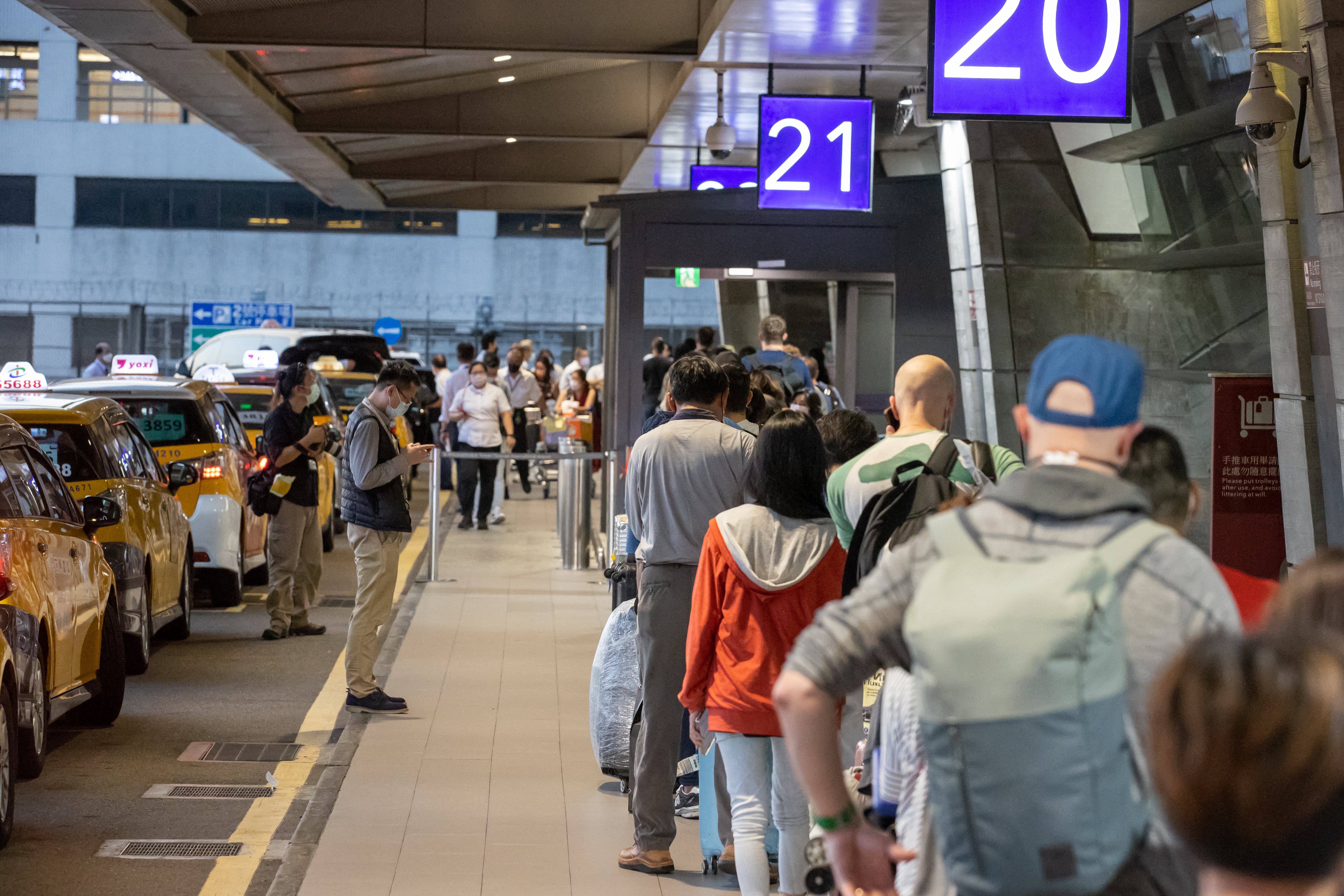 台灣邊境終於解封，機場旅客人數增加，但許多國家正出現新變異株BF.7，比例快速竄升中。記者季相儒／攝影