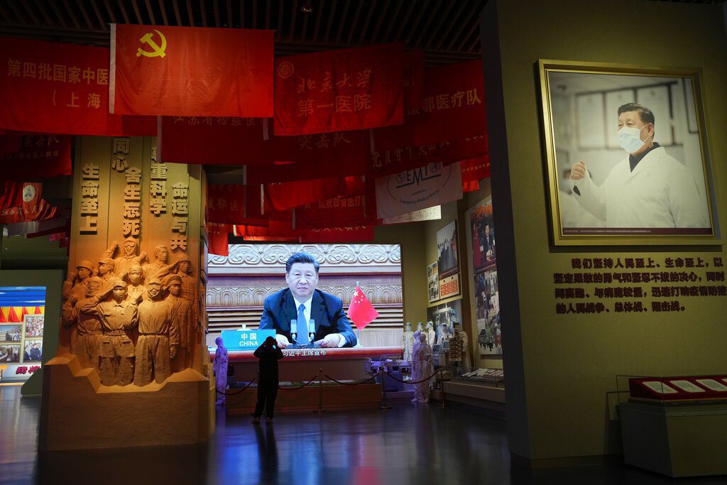 北京中共博物館舉辦的一場強調中國抗擊COVID-19大流行展覽，展區螢幕和海報上出現中國國家主席習近平。 圖／美聯社