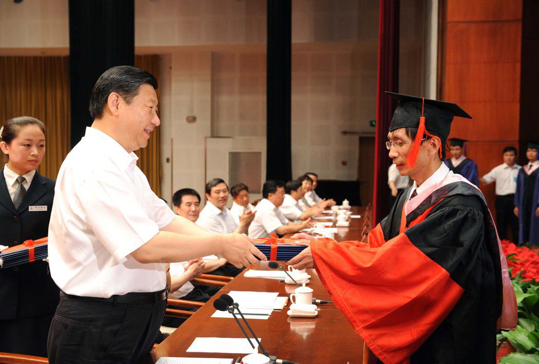2008年，為中共中央黨校學生頒發畢業證書的習近平。 圖／新華社