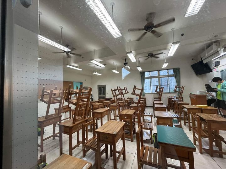 網友分享經過隔壁班的「疊椅子」照。圖擷自路上觀察學院