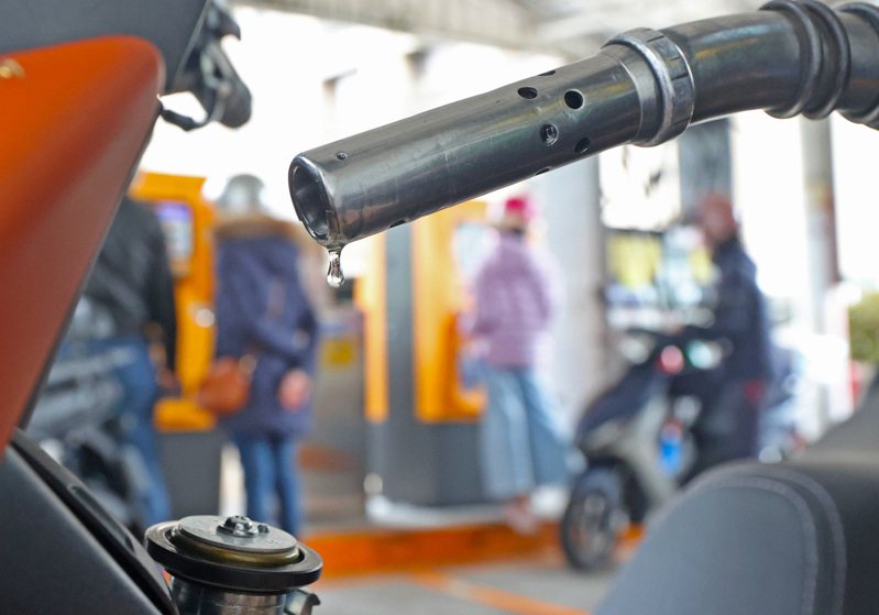 中油預估10月17日凌晨零時起，汽、柴油每公升價格皆調降新台幣0.2元。圖為加油站油槍示意圖。記者陳正興攝影／報系資料照