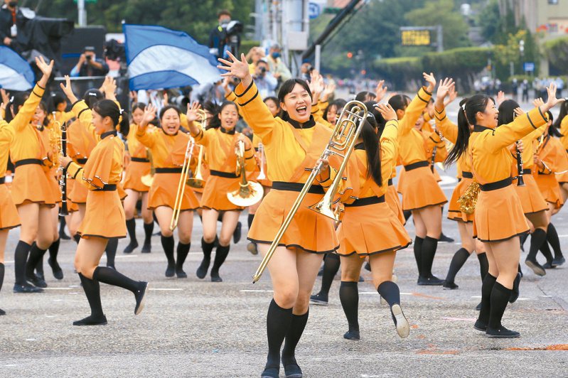 日本京都橘高校吹奏樂部獲邀來台參加今年雙十大會表演，獲得不少觀眾好評。記者林伯東攝影／報系資料照