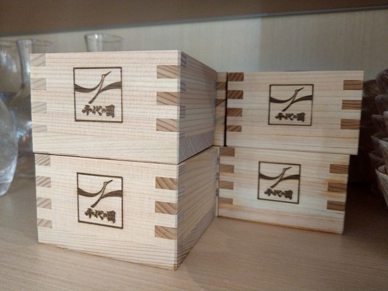 由檜木製成的「木枡」(原為度量用之單位，喝日本清酒用)