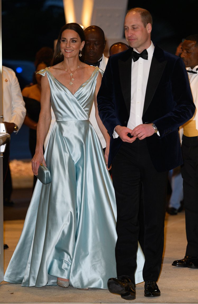 凱特王妃出席於巴哈馬總督舉行的晚宴，配戴梵克雅寶Magic Alhambra系列珠寶，舉手投足間散發優雅。圖片來源：Photo by Pool Samir Hussein WireImage。