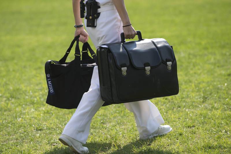 美國總統隨行的海軍軍官，手上拎著俗稱「足球」的核武手提箱。法新社