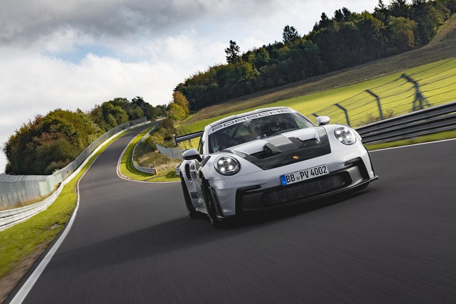 全新保時捷911 GT3 RS於全球知名德國紐柏林北環賽道再創新紀錄。 圖／Porsche提供