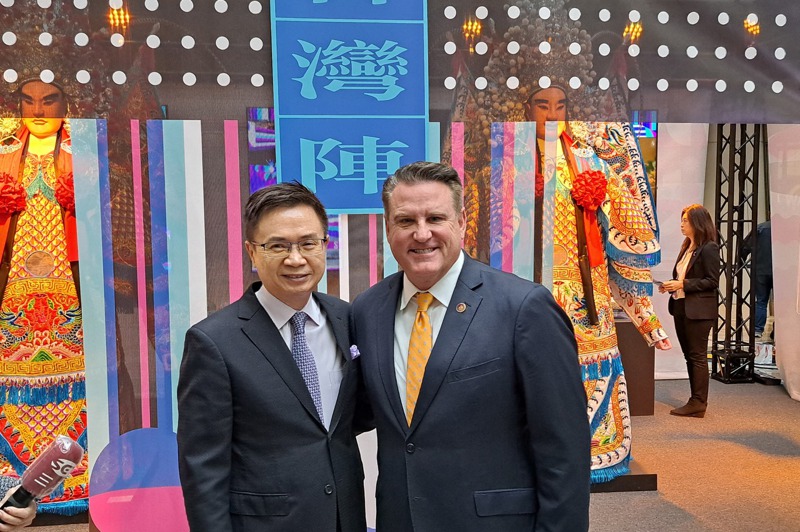 貿協董事長黃志芳（左）與美國參議員李維茲（Bryce Reeves）在台灣形象展合影。記者黃有容／攝影