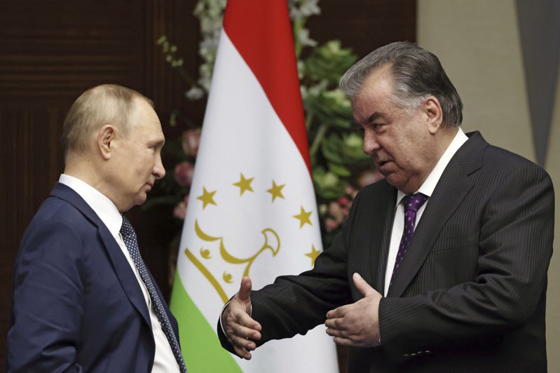 俄国总统普亭（左）与塔吉克总统拉赫蒙（右）。图／美联社(photo:UDN)