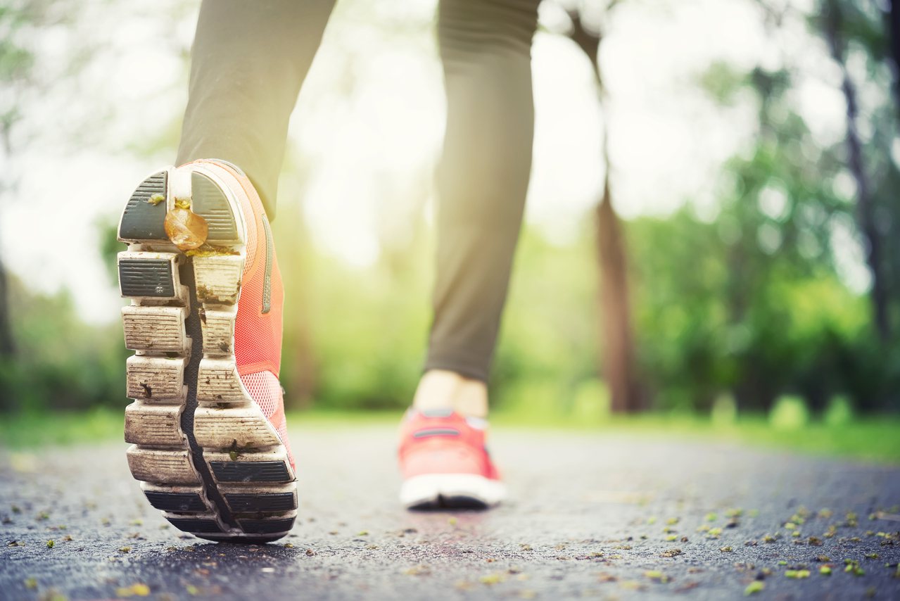 「快走比慢跑消耗更多熱量」或「走路燃脂比慢跑多」都是錯誤的。