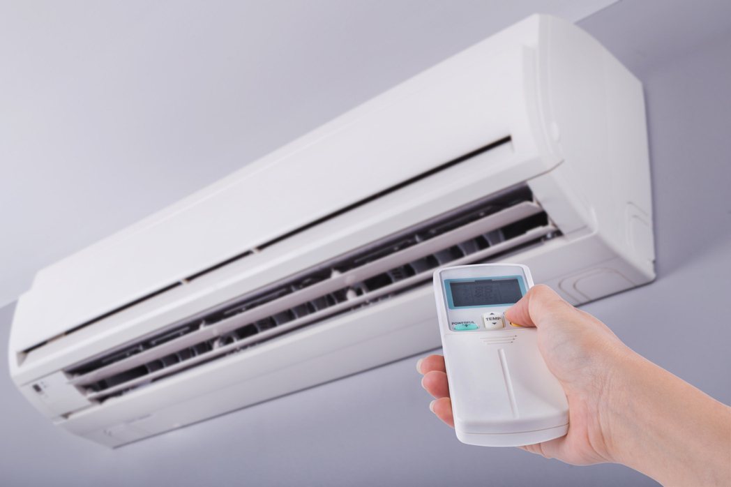 冷氣機身若有溫度顯示，閒置時一樣在吃電。 示意圖／ingimage