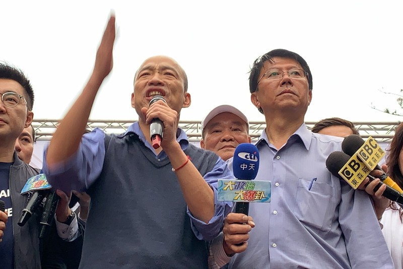 國民黨台南市長參選人謝龍介（右）預告競選總部22日成立，高雄市前市長韓國瑜（左）將站台，兩人暌違799天再次同台。圖／聯合報系資料照片