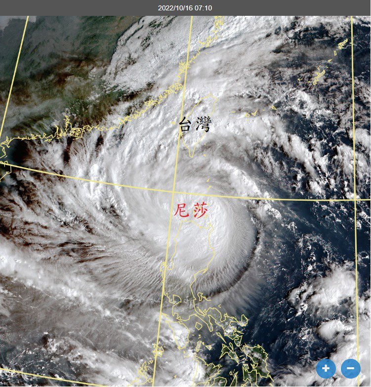 第20號颱風尼莎周邊有毛毛的卷雲，那是高層強烈輻散氣流的特徵，輻散明顯表示颱風在增強中。圖／取自鄭明典臉書