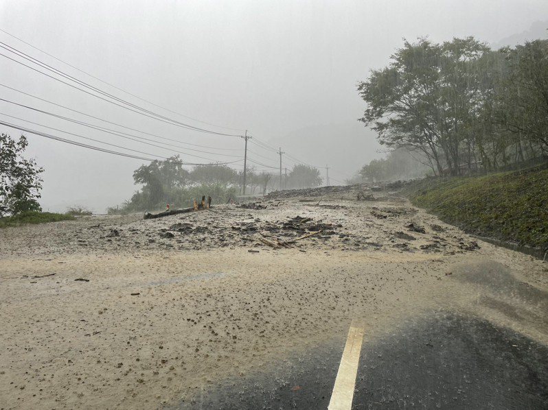 大量土石流淹沒台7線英士路段，宜蘭縣前往大同鄉及北橫公路都不通。圖／公路總局提供