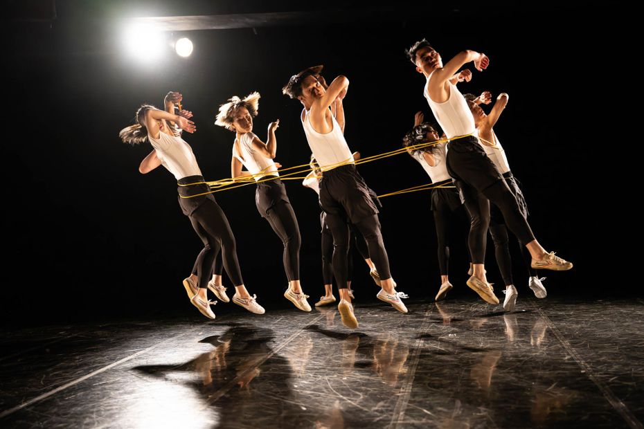 舞蹈空間新作「虎克定律」，將英國科學家虎克的力學彈性理論轉為隱喻人生的舞蹈作品。圖／舞蹈空間提供、張震洲攝影