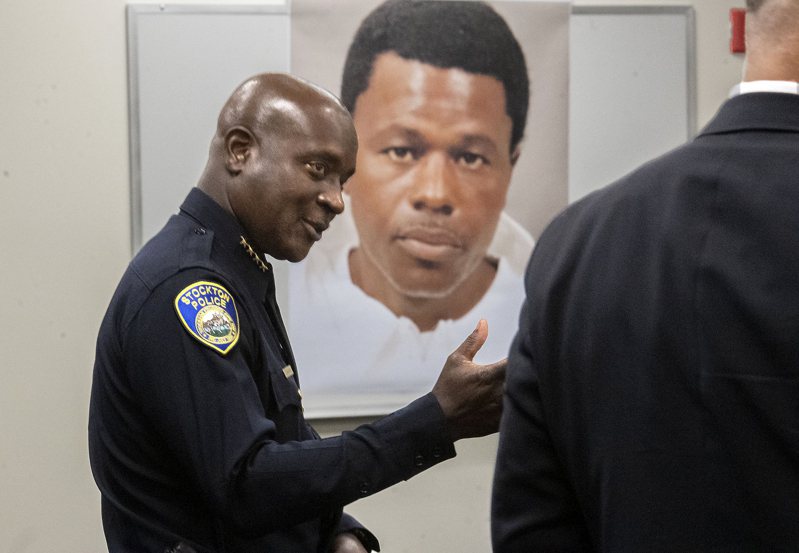 史塔克顿警长麦克法登(左)15日在记者会上表示，已逮捕连续杀人嫌犯布朗李(背景照片)。 美联社(photo:UDN)