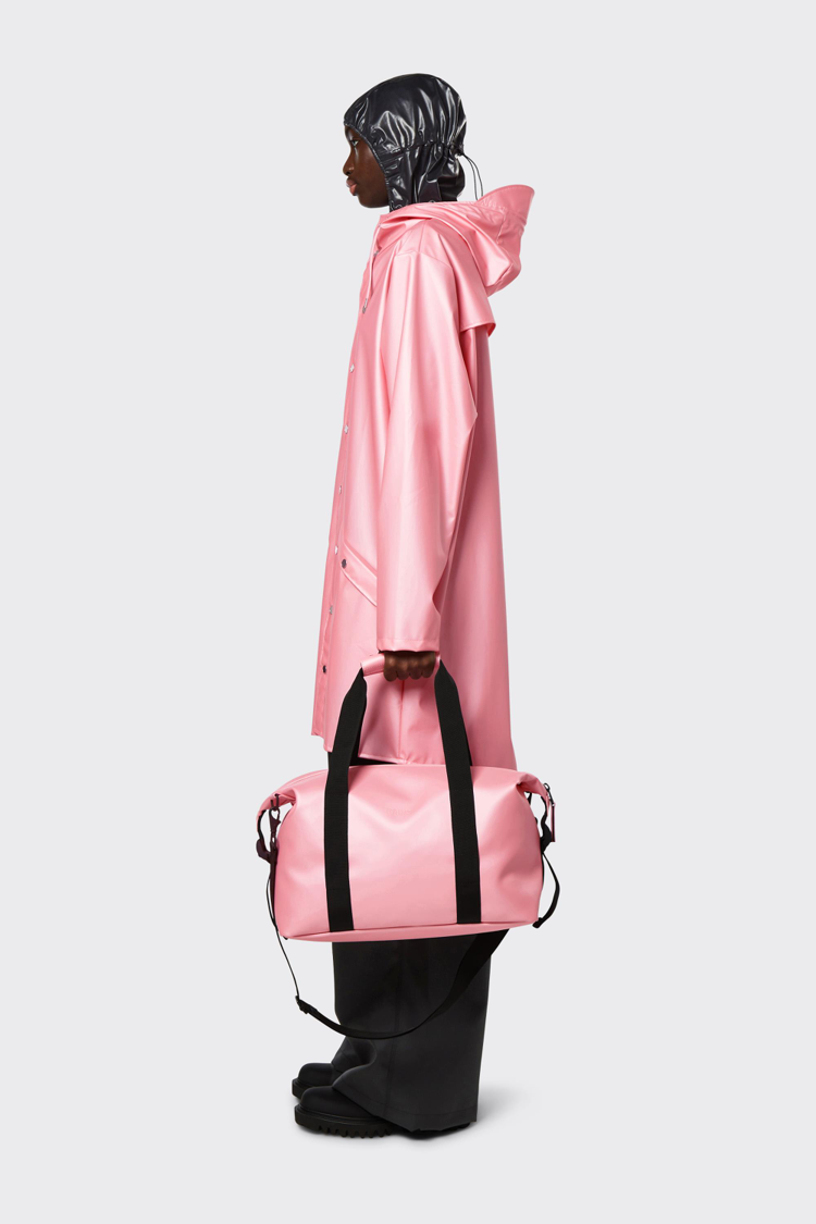 RAINS蜜糖粉小型行李袋2,780元。圖／Bluebell提供